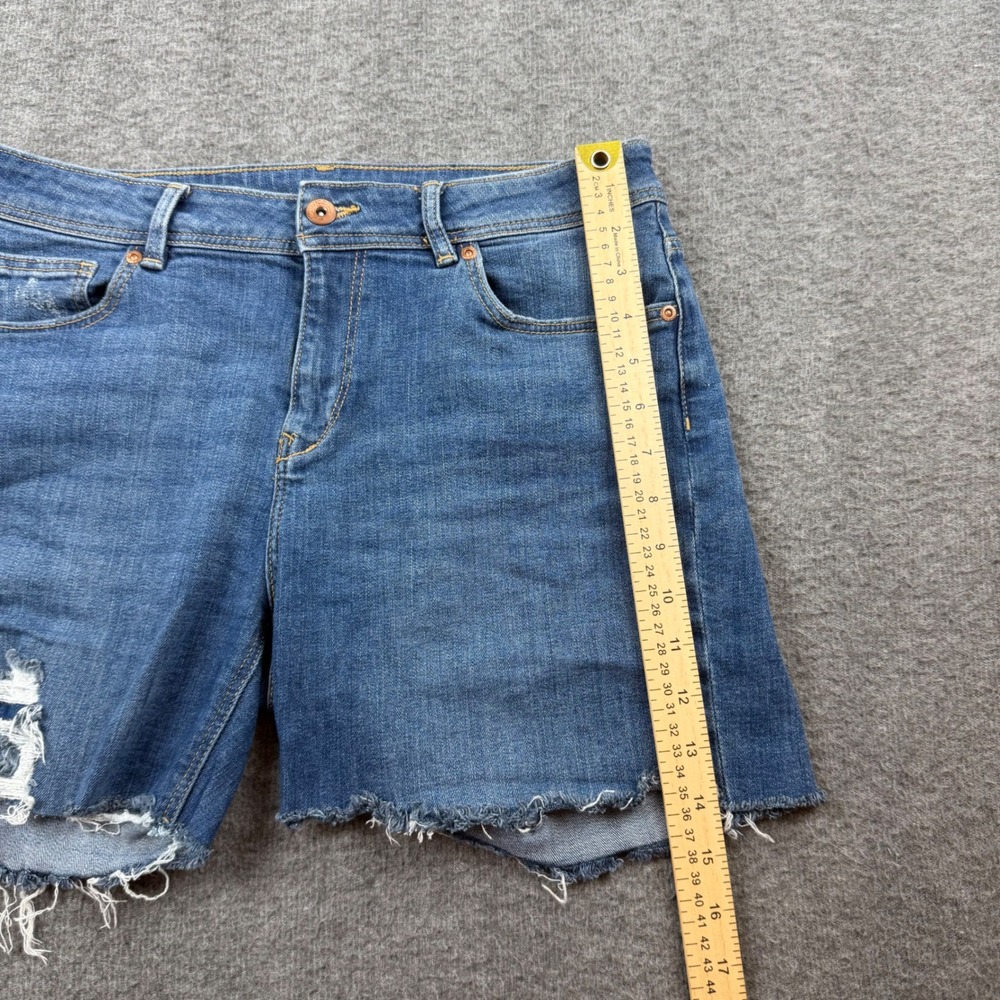 H&M Divided Denim Shorts Women's 8 Blue Distressed Raw Hem Mid Rise 0317106 4 - Picture 5 of 10